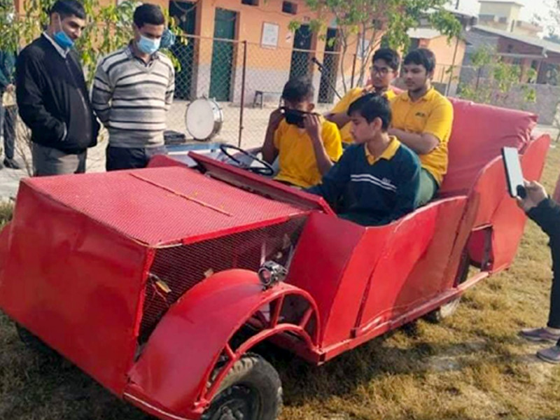 १० कक्षाका विद्यार्थीले बनाए विद्युतीय कार, लागत साढे १ लाख रूपैयाँ
